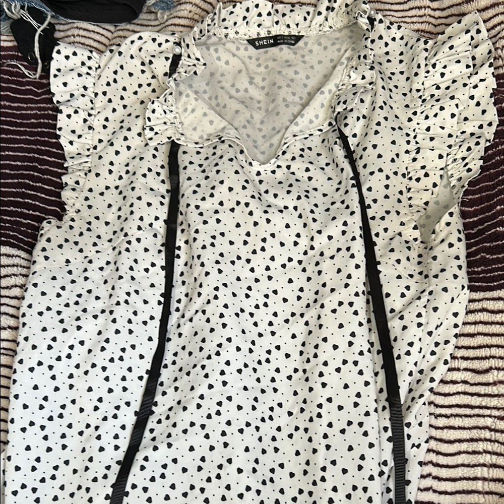 SHEIN Black and White Heart Print Women's Top